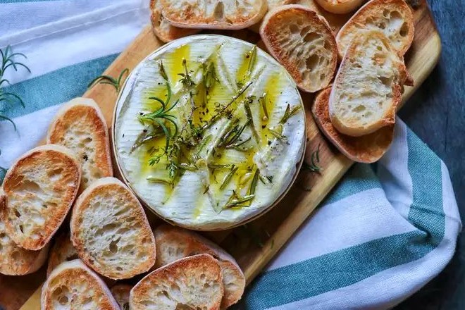 Baked Camembert with Garlic and Thyme
