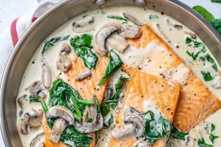 Salmon with Spinach and Mushrooms in Cream